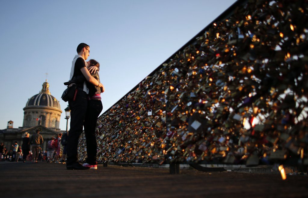 El fin de una tradición: sacan los "candados del amor" en Paris | Internacionales