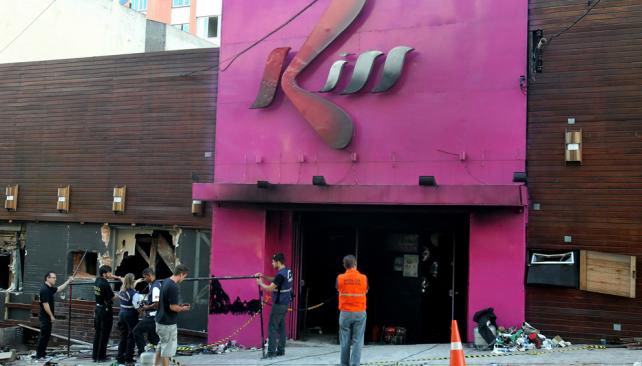Condenaron a dos bomberos por incendio que dejó 242 muertos en la disco "Kiss" de Brasil | Internacionales