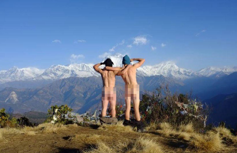 Se desnudaron en una montaña y los acusan de producir un sismo | Internacionales