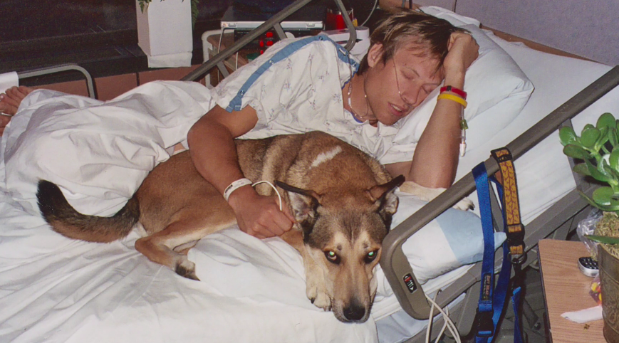 Video: El desgarrador adiós de un hombre a su inseparable perro | Internacionales