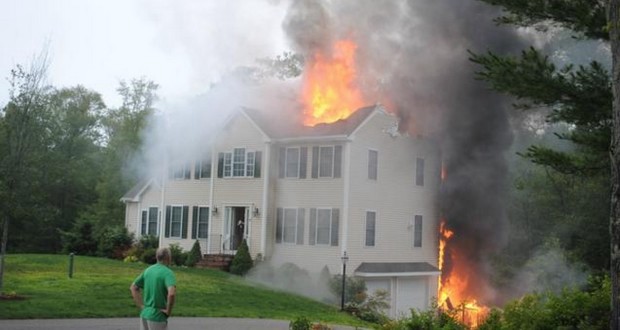 Una avioneta se estrelló contra una casa: tres muertos | Internacionales