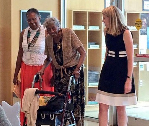 Le dan su carnet de biblioteca 73 años después de que le negaran un libro por ser negra | Internacionales