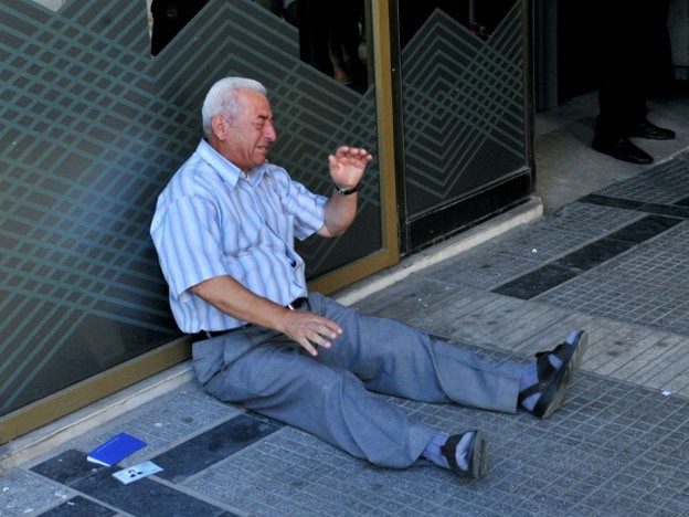 "El hombre que llora", la historia detrás de la conmovedora imagen de un jubilado griego | Internacionales