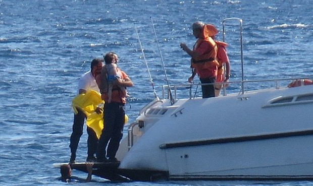 Video: se descuidaron y su beba quedó una hora flotando en alta mar | Internacionales