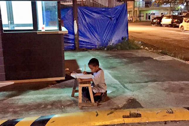 Le sacaron una foto estudiando en la calle y consiguió una beca | Internacionales