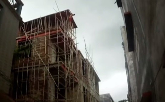Video: policía atrapó a un hombre que se tiró de un edificio para quitarse la vida | Internacionales