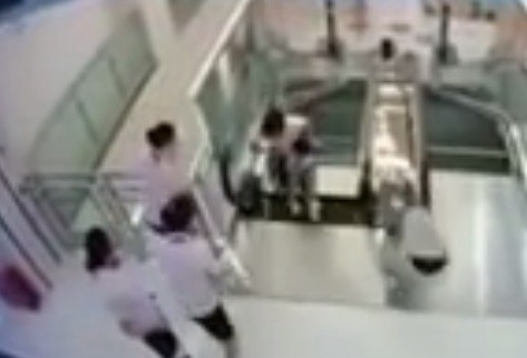 Muerte en la escalera mecánica: fuertes críticas a empleadas | Internacionales