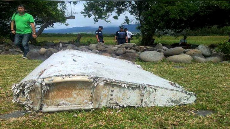 Tras el hallazgo en el Índico, Malasia envió a sus investigadores para determinar si son del avión  desaparecido | Internacionales