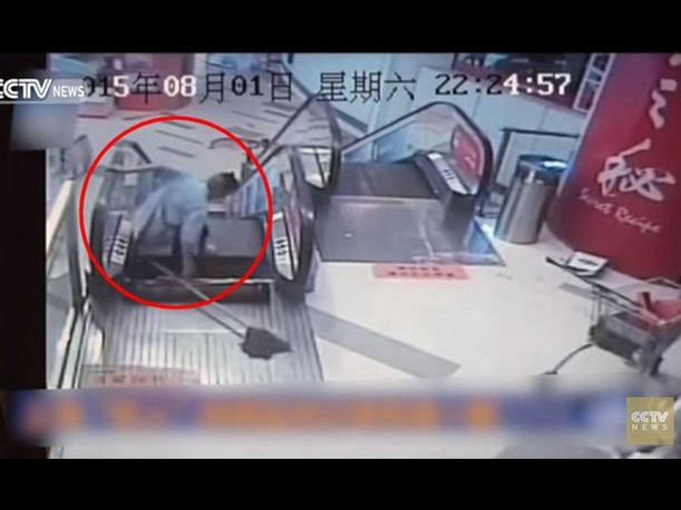 Tras la muerte en la escalera mecánica, un hombre perdió una pierna | Internacionales