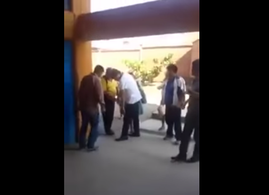 Polémica por un video en el que Evo Morales le ordena a un asistente que le ate los zapatos | Internacionales