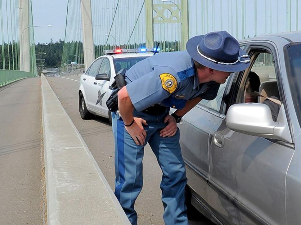 Multada por manejar en exceso de velocidad y amamantando a su bebé | Internacionales