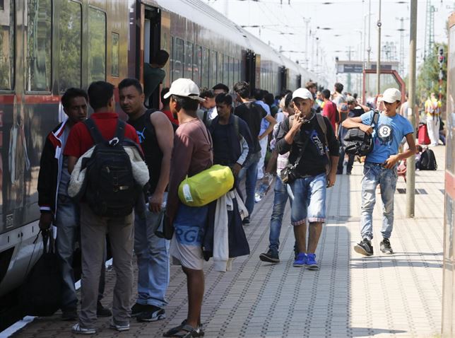 Policía austríaca retiene un tren con más de 300 refugiados en la frontera con Hungría | Internacionales
