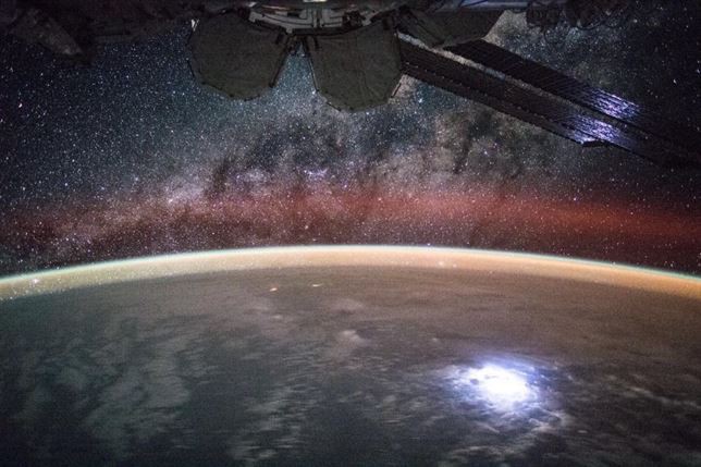 Así se ve el brillo de un rayo desde el espacio | Internacionales