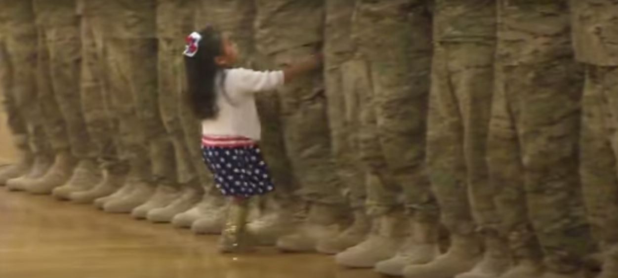 #EsViral: El video de la nena que interrumpió un acto militar | Internacionales
