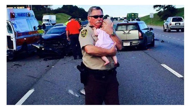 #EsViral La foto de un policía que calma a una beba tras un accidente | Internacionales