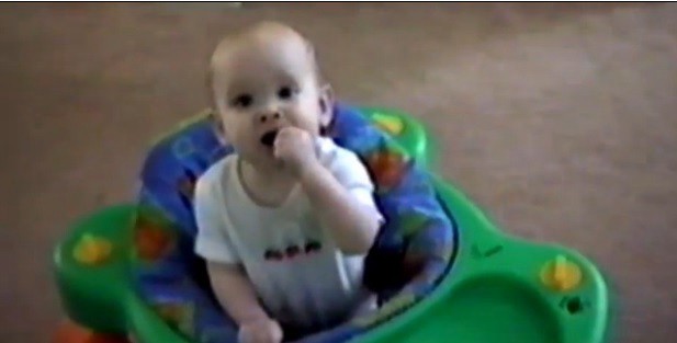 Grababa las travesuras de su bebé y captó a otro hijo ahorcándose | Internacionales