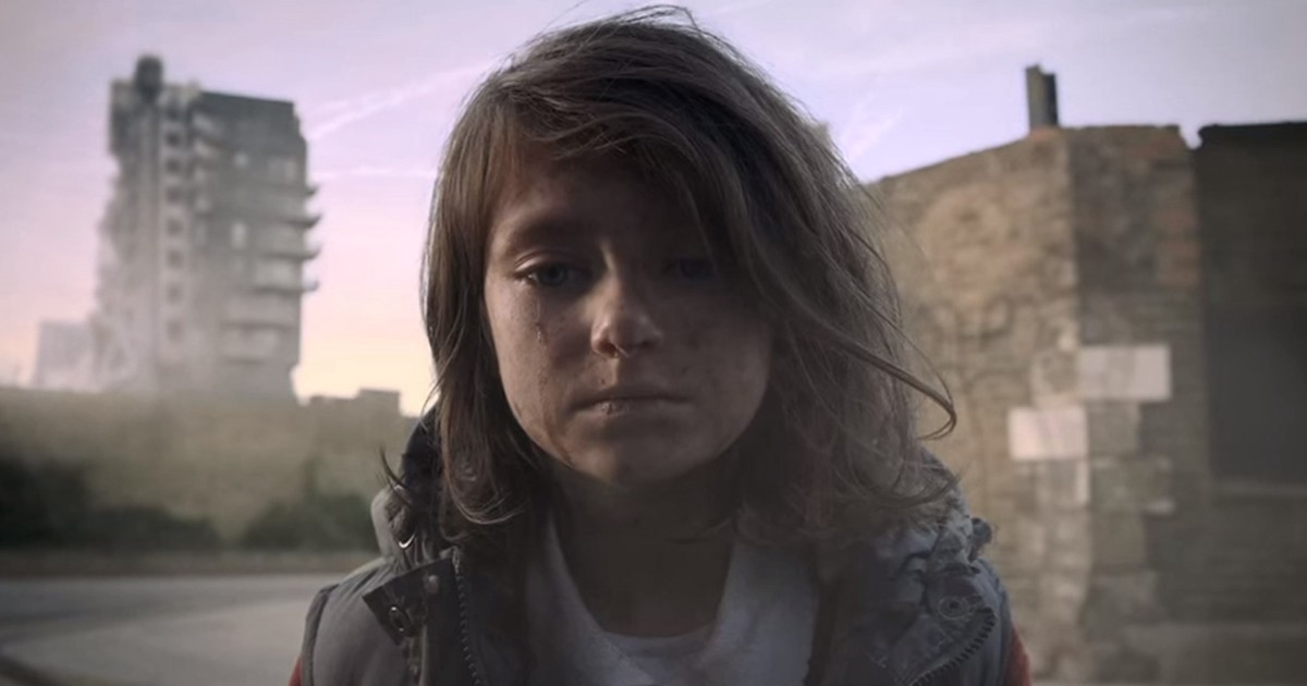 El impactante video que muestra cómo cambia la vida de una niña por la guerra | Internacionales