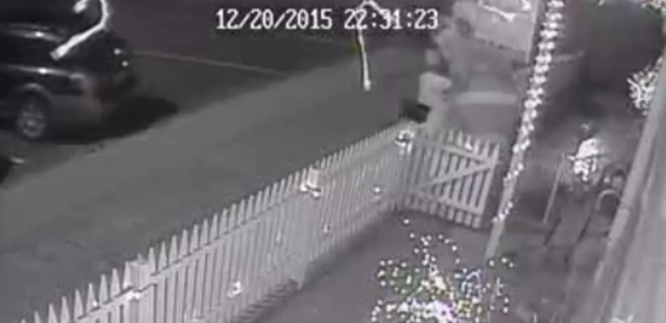 Video: un ladrón robó un Papá Noel gigante de una casa | Internacionales