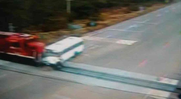 México: impresionantes imágenes de un tren embistiendo a un colectivo | Internacionales
