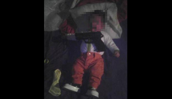 Una foto en Facebook de un bebé con un arma en el pecho generó debate en Uruguay | Internacionales