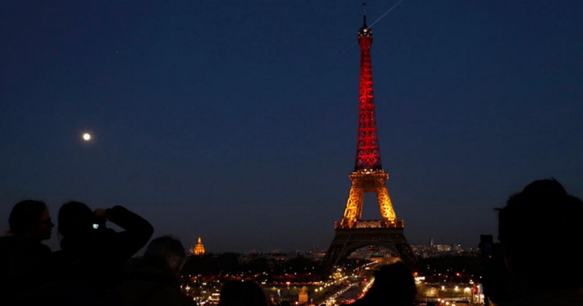 La Torre Eiffel se iluminó con los colores de la bandera de Bélgica | Internacionales