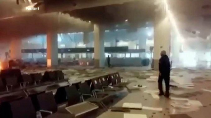 Video casero: así estaba el aeropuerto de Bruselas tras la primera explosión | Internacionales