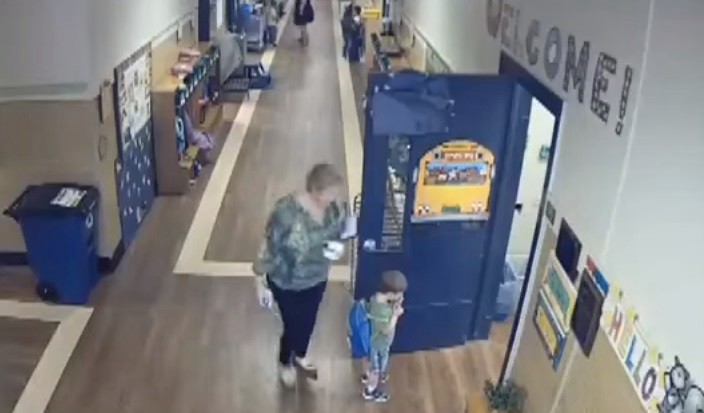 Una profesora tira al suelo de un rodillazo a un niño con capacidades diferentes | Internacionales