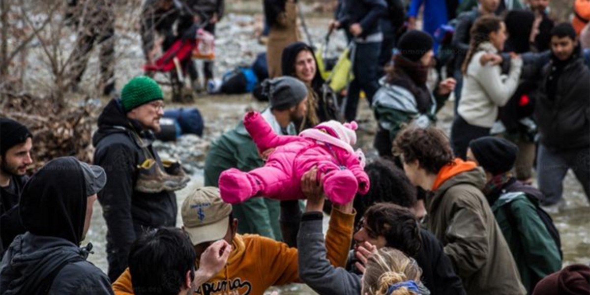 El drama de los refugiados: reprimieron a chicos y embarazadas con gases lacrimógenos | Internacionales