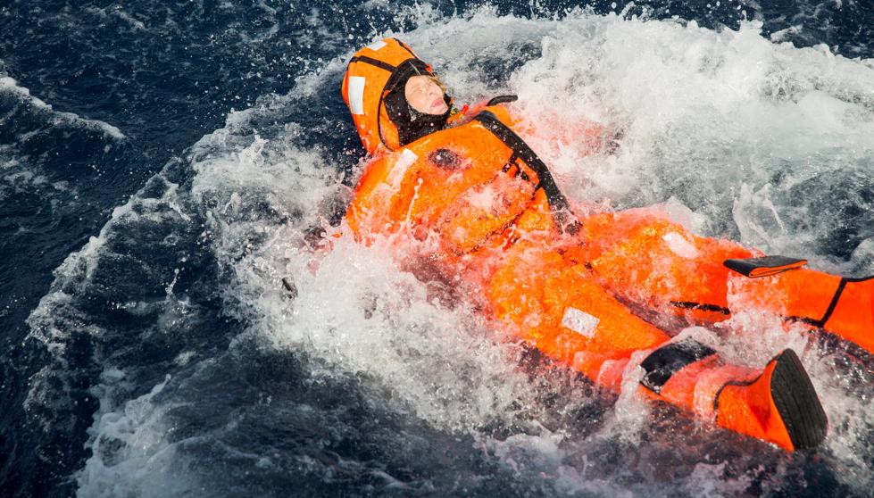 Ministra noruega se tiró al Mediterráneo para "experimentar" qué sienten los refugiados | Internacionales