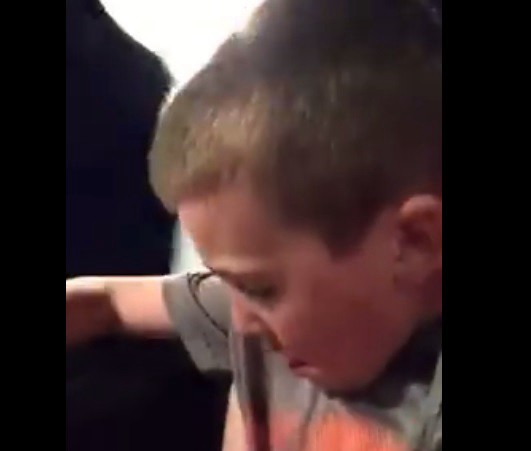 Pánico de un niño al que se le suelta el cinturón en medio del recorrido en la montaña rusa | Internacionales