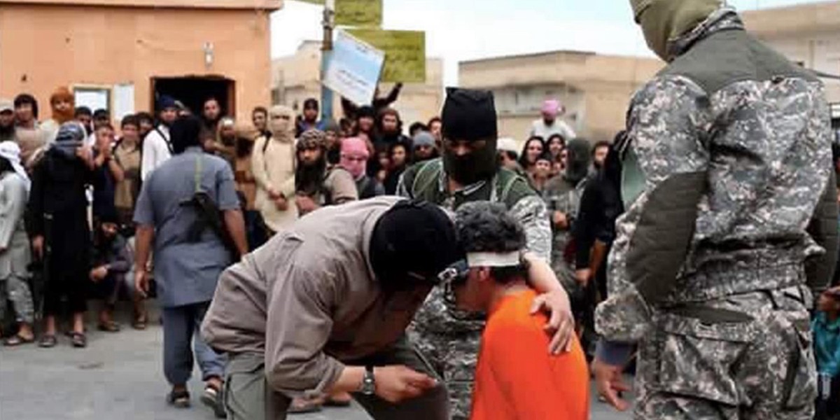 El Estado Islámico apuñaló a un hombre en el corazón ante una multitud | Internacionales