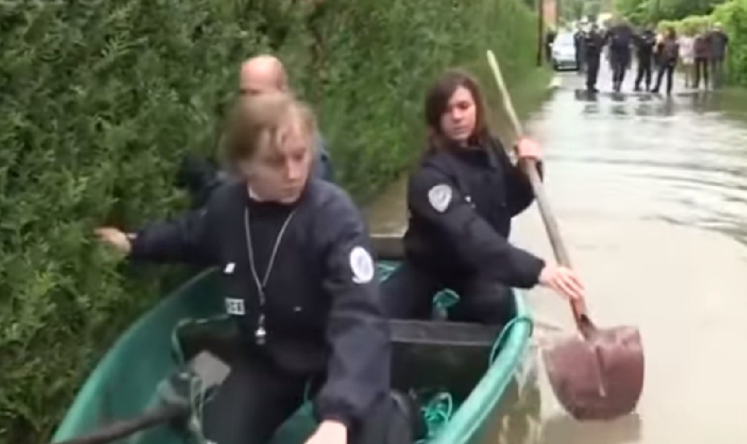 Tres policías franceses hacen un papelón en medio de las inundaciones | Internacionales