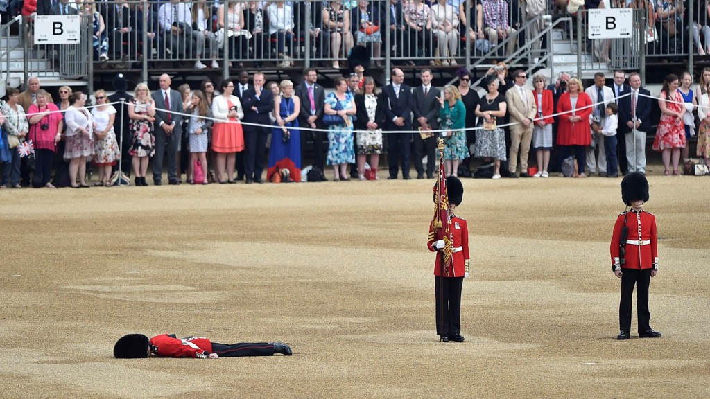 Foto viral: el soldado que se desplomó en pleno desfile por el cumpleaños de la Reina | Internacionales