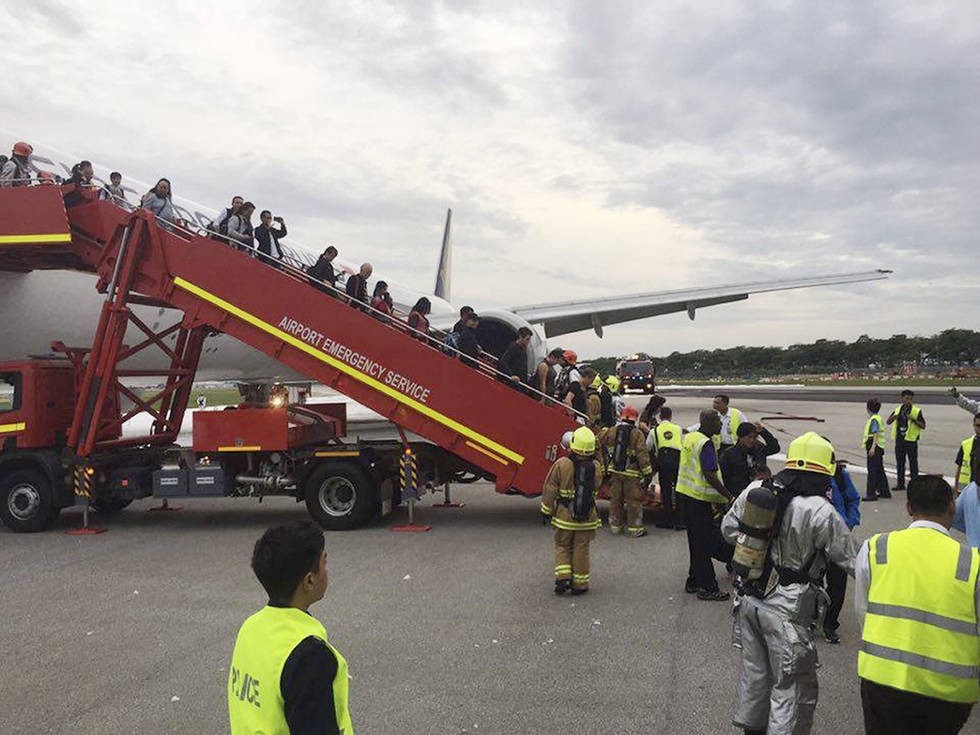 Avión con 241 personas a bordo se incendia tras aterrizaje de emergencia | Internacionales