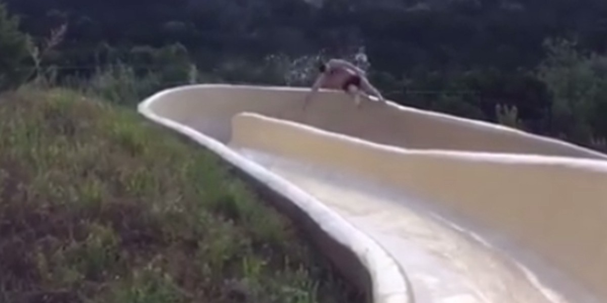 Salió volando de un tobogán acuático y cayó por un acantilado | Internacionales