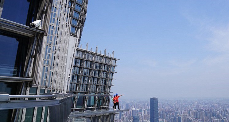 Video y fotos: caminar a 340 metros de altura alrededor de un rascacielos chino | Internacionales