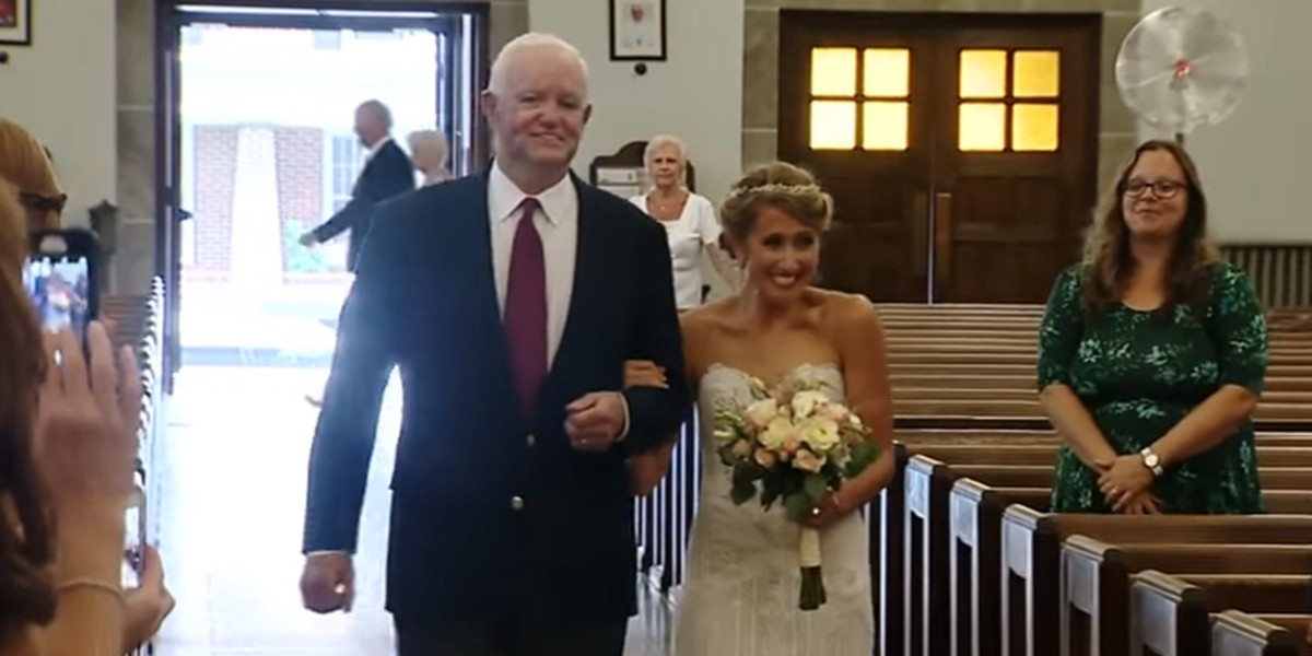 Entró a su boda de la mano del hombre que recibió el corazón de su padre | Internacionales