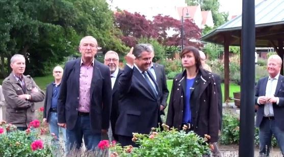 Grosero gesto del vicecanciller alemán a manifestantes que le gritaban "traidor" | Internacionales