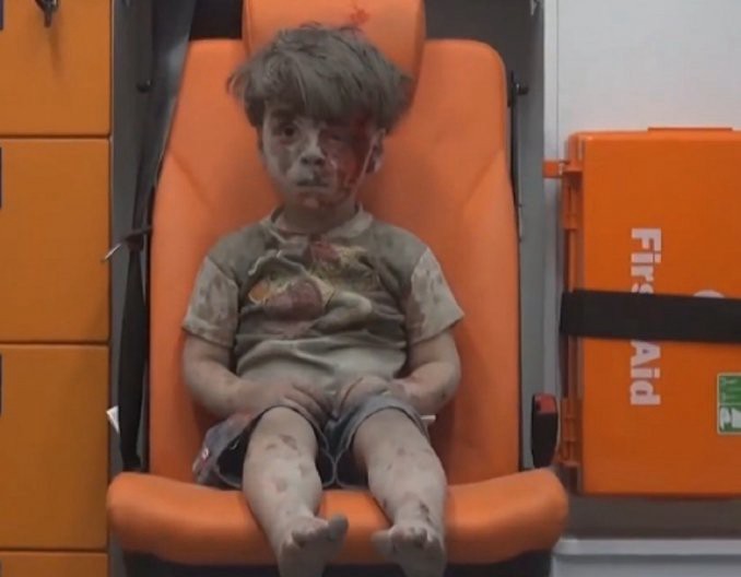 Otra tragedia golpeó a Omran, el nene sirio de la foto tras el bombardeo de Aleppo | Internacionales