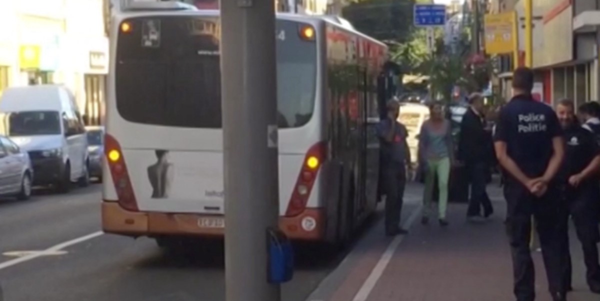 Nuevo ataque en Bruselas: una mujer apuñaló a varias personas en un colectivo | Internacionales