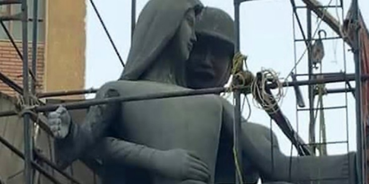 Egipto: por qué generó polémica la estatua de un hombre que abraza a una mujer | Internacionales