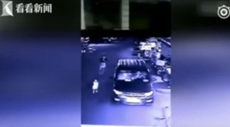 China: una nena de 2 años fue atropellada mientras su madre miraba  el celular | Internacionales