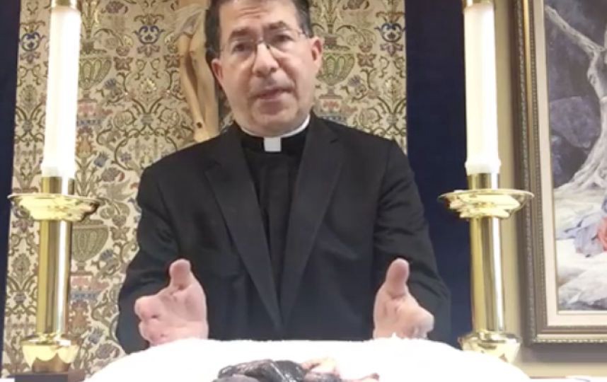 Polémica por cura que usó feto de bebé abortado en video de apoyo a Donald Trump | Internacionales