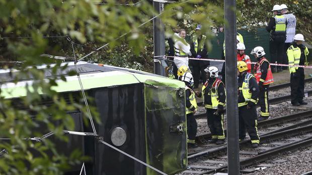 Al menos siete muertos y 51 heridos al descarrilar un tranvía en el sur de Londres | Internacionales