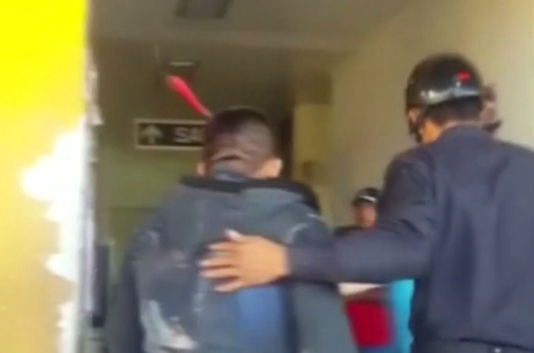 Video: entró caminando al hospital con un cuchillo clavado en la cabeza | Internacionales