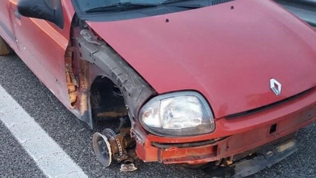 Video: detuvieron a una mujer que conducía un auto sin una rueda y a contramano | Internacionales