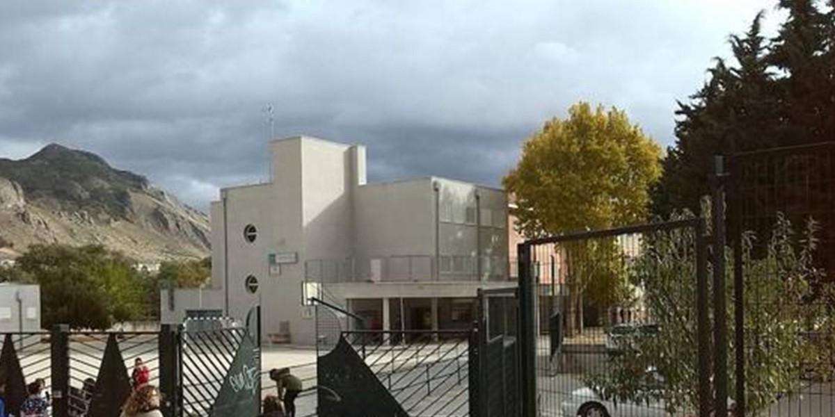 Brutal agresión: le arrojó una computadora a su profesor por quitarle el celular | Internacionales