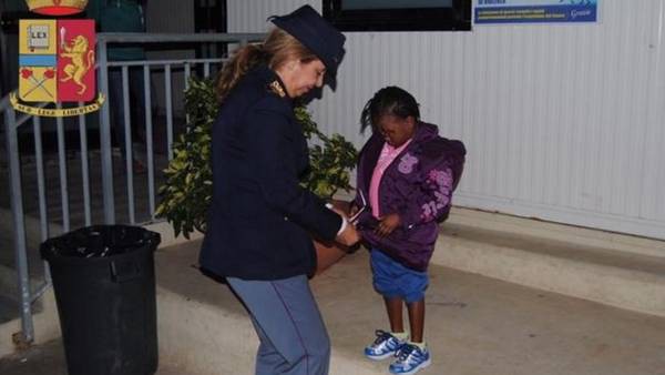 Tiene 4 años, su mamá la mandó sola a Italia desde Nigeria para evitar la ablación genital | Internacionales