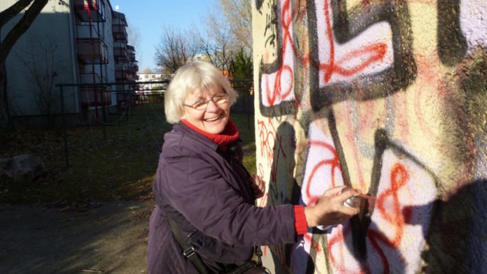 La increíble historia de la mujer de 70 años que recorre Berlín pintando corazones sobre las esvásticas | Internacionales