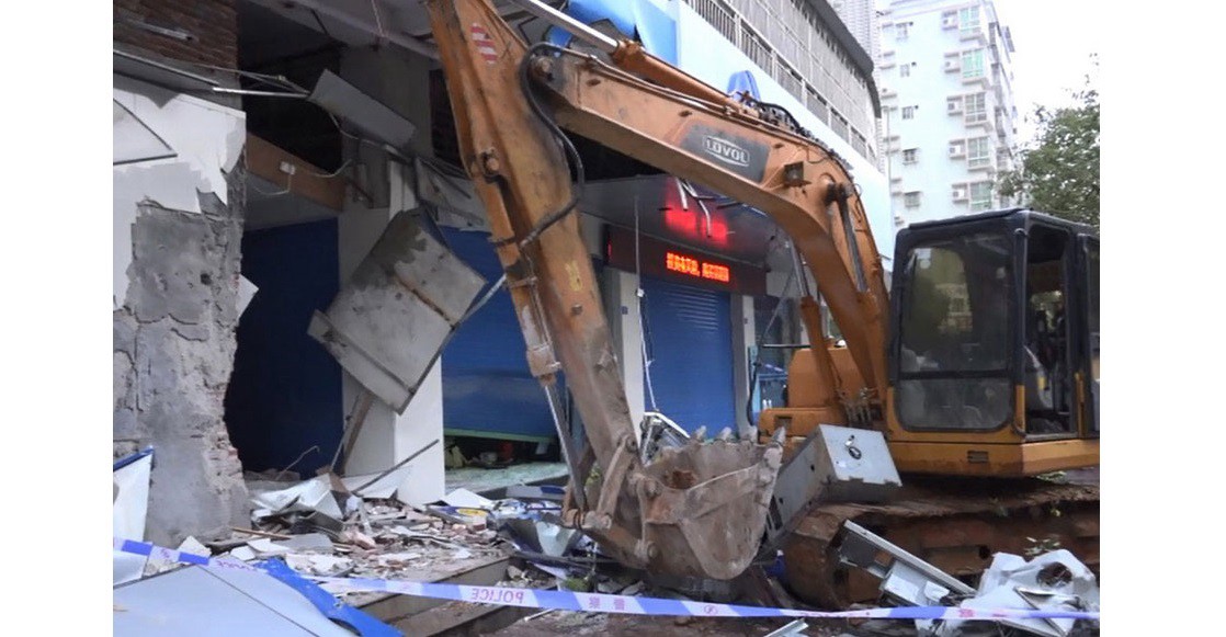 Atraparon a un ladrón cuando intentaba robar cajeros automáticos con una excavadora | Internacionales